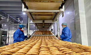 了解餅干配重機如何實現(xiàn)精準(zhǔn)配重及自動化輸送，提升餅干生產(chǎn)效率